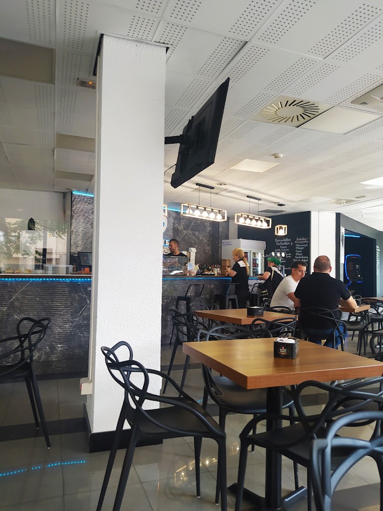 Moka Cafe Bar — Ambiente