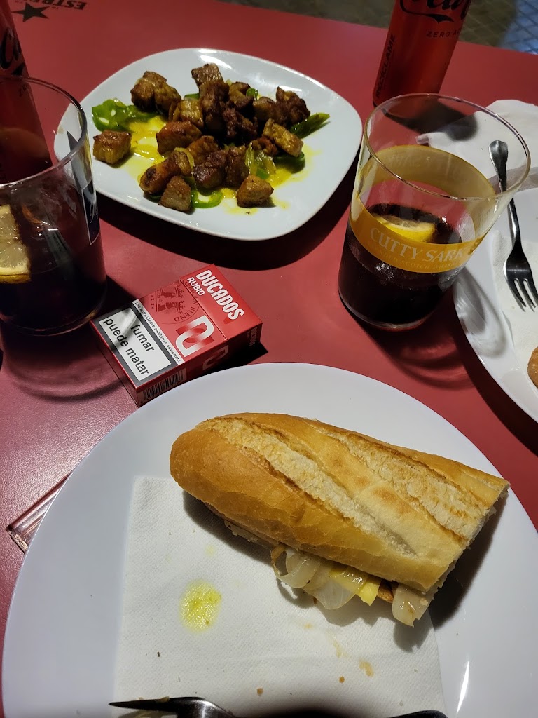 BAR MARILYN — Comida y bebida