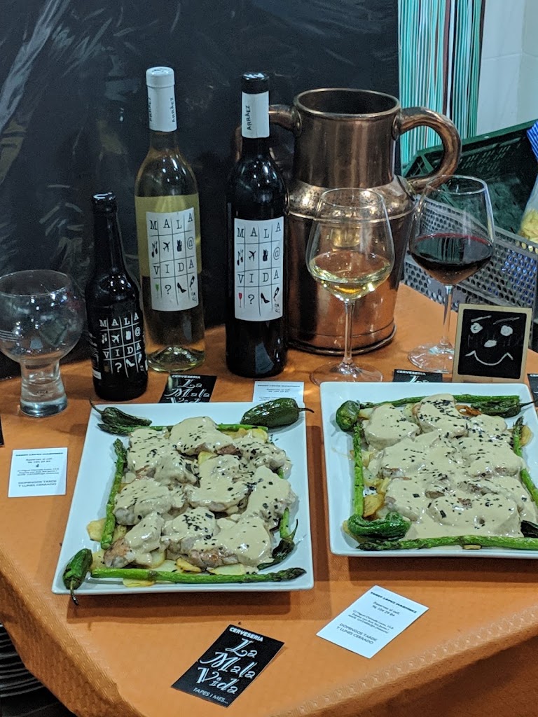 Cerveseria La Mala Vida — Comida y bebida
