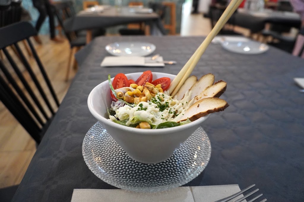 La Tapiceria Restobar — Comida y bebida
