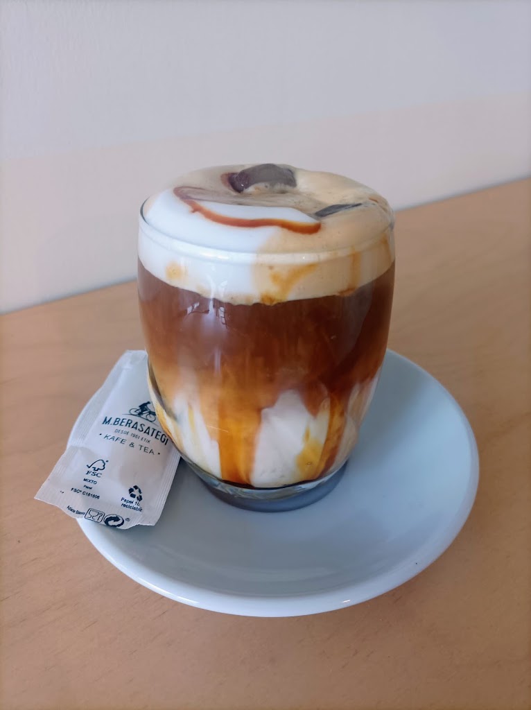 La Geselina kafetegia — Comida y bebida