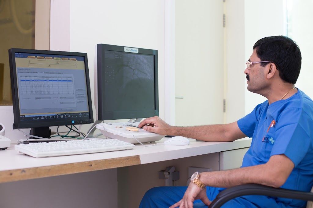 Dr. Dr Rajeev Rathi Best Cardiologist In Delhi Tavi Radial Angiography Angioplasty Heart Doctor Hrdy Rog Vishessjny