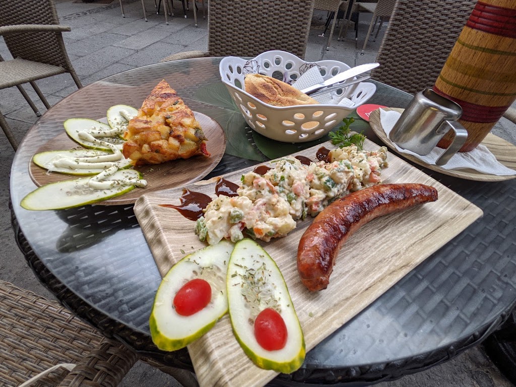 F & M Cafe — Comida y bebida