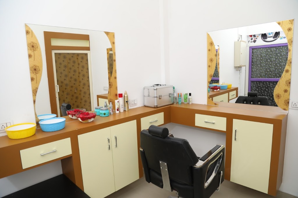 Ojasvi Adon Kare Make Up Studio Beauty Spa