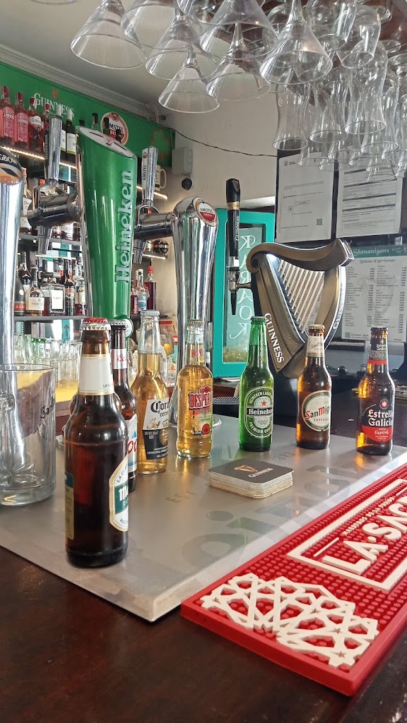 Shenanigans Karaoke Bar — Comida y bebida