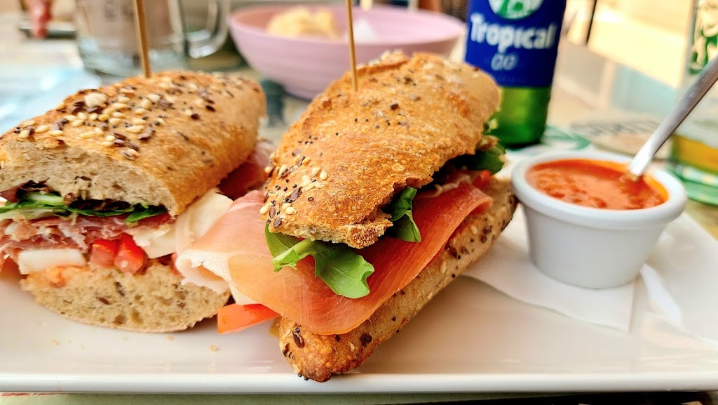 Rapa Nui SurfBar Fuerteventura — Comida y bebida