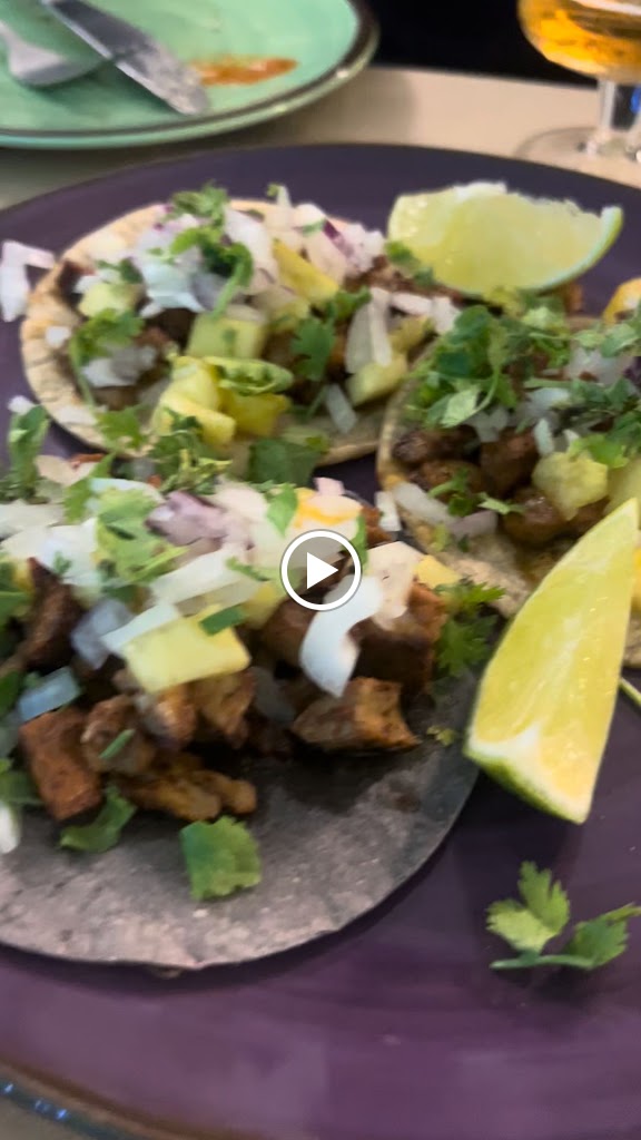 Los 3 Carnalitos Restaurante Mexicano — Videos