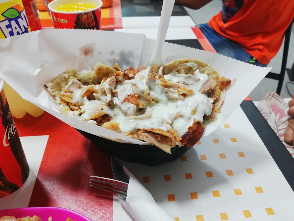 Es Pins Doner Kebab — Comida y bebida