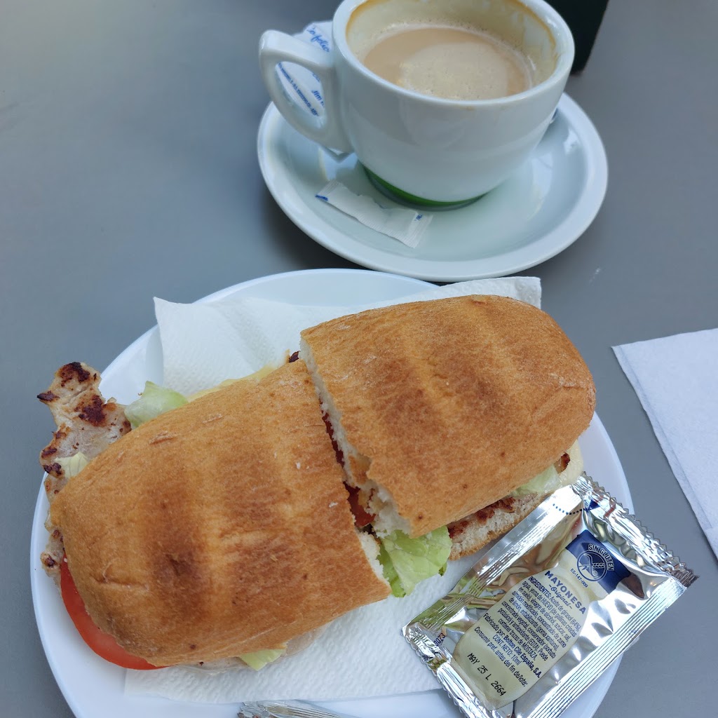Avenida Cafe — Comida y bebida