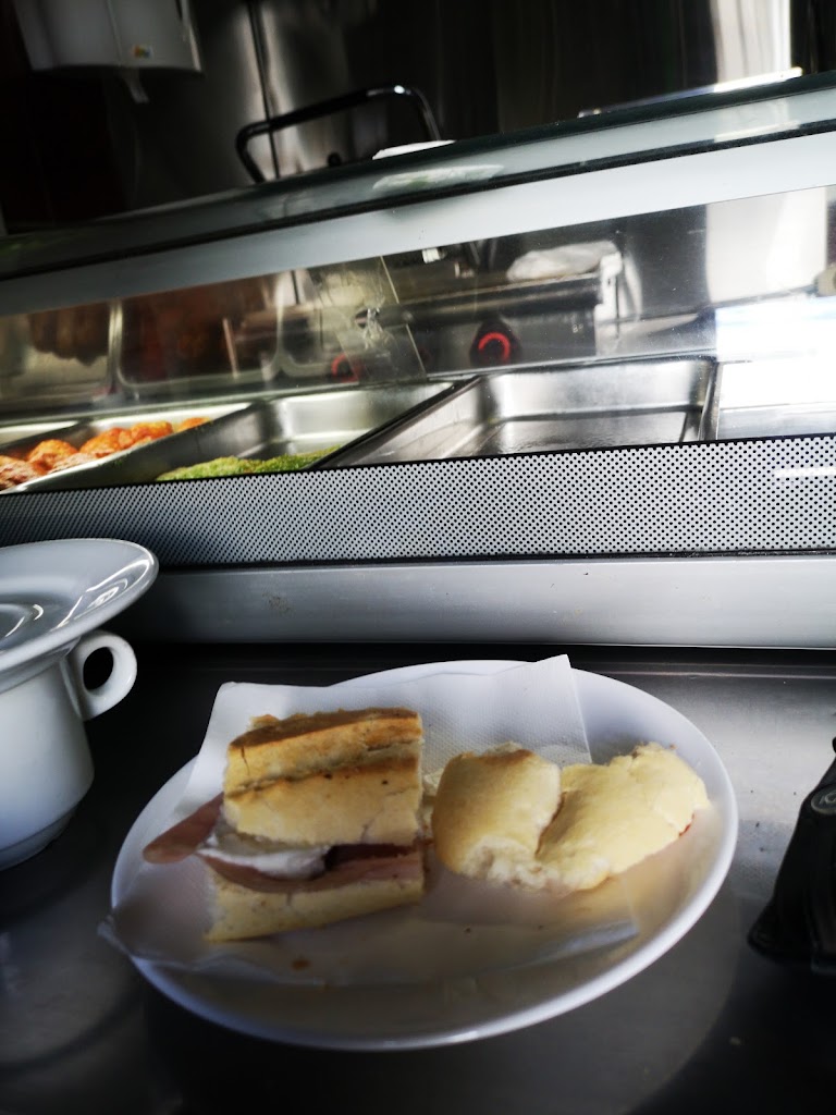 Bar El Turpial — Comida y bebida