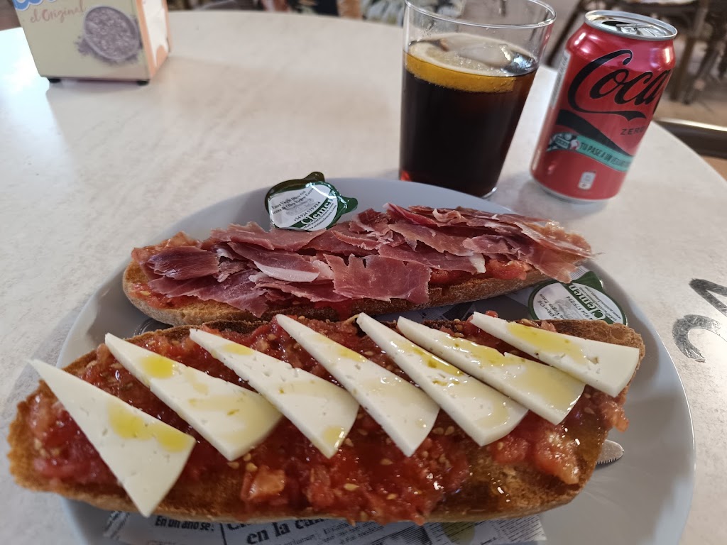 Cafe Bar Nuevo Tropic — Comida y bebida