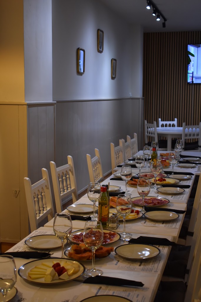 Casa Carmen Tapas y Amigos — Comida y bebida