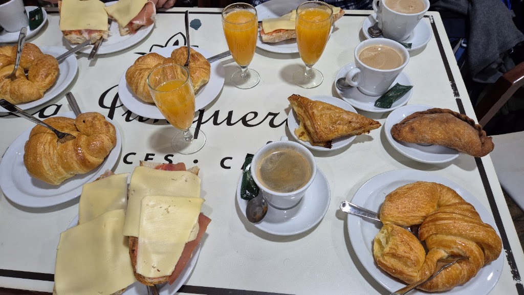 La Junquera Cafetaria Panadaria — Comida y bebida