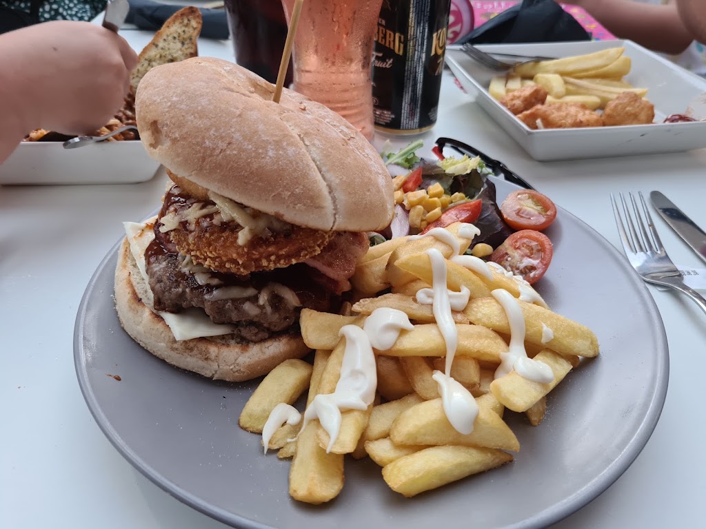 Boochies tapas Bar & Restaurant — Comida y bebida