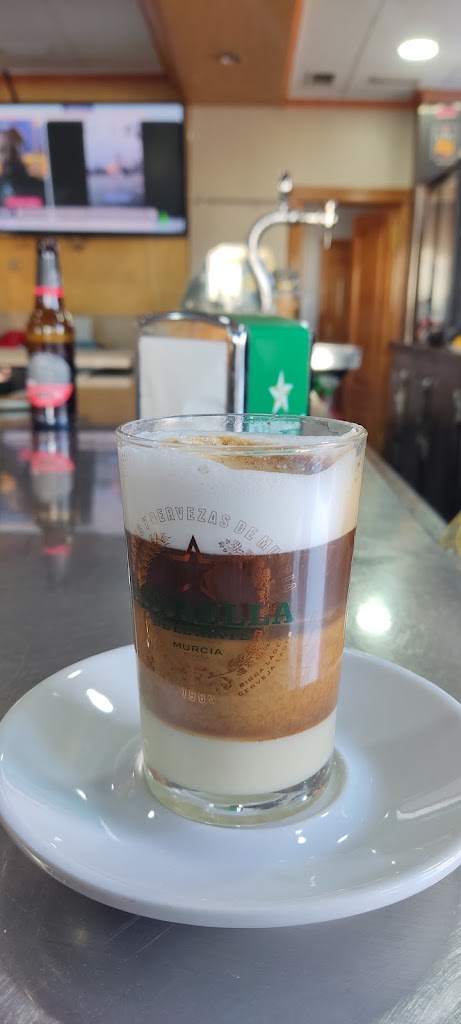BAR BALEARES — Comida y bebida