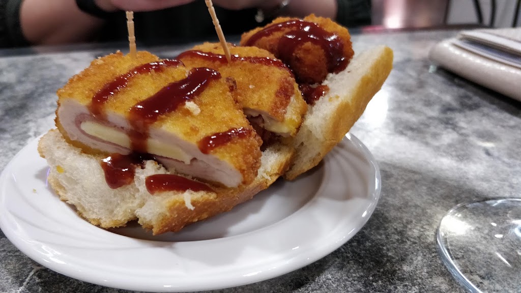 Bar Moyan's — Comida y bebida