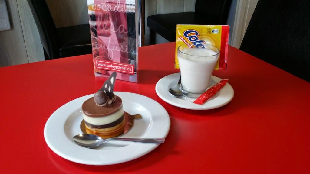 Cafe & Pastel — Comida y bebida