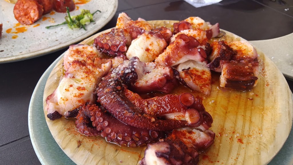 Parrillada-Taperia A Muralla — Comida y bebida