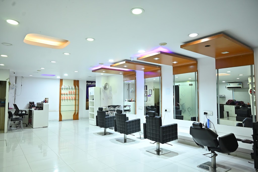 Naturals Salon Unisex Hair Style Salon Beauty Parlour Hair Salon Bridal Makeup In Alkapuri Nagole