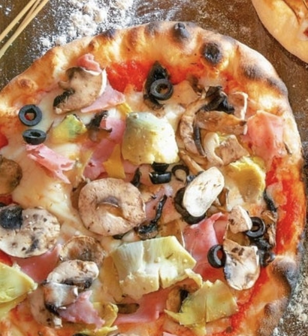 Pizzeria Mezzanotte — Comida y bebida