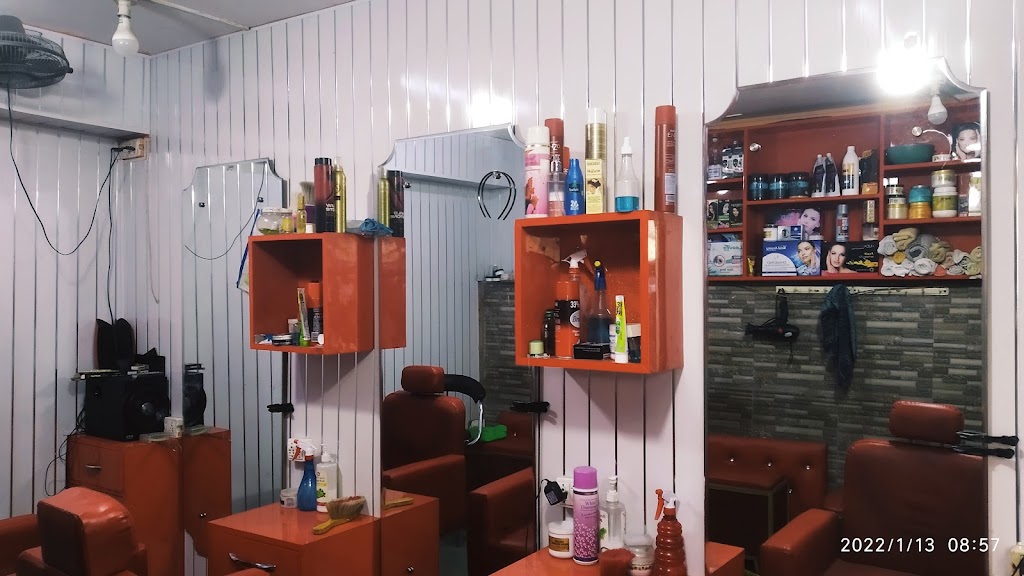 New Looks Unisex Saloon