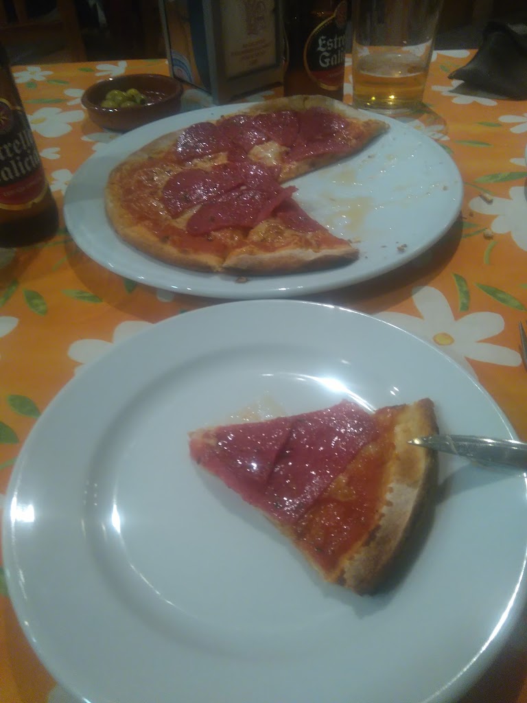 Pizzeria Pizza la plaza — Comida y bebida