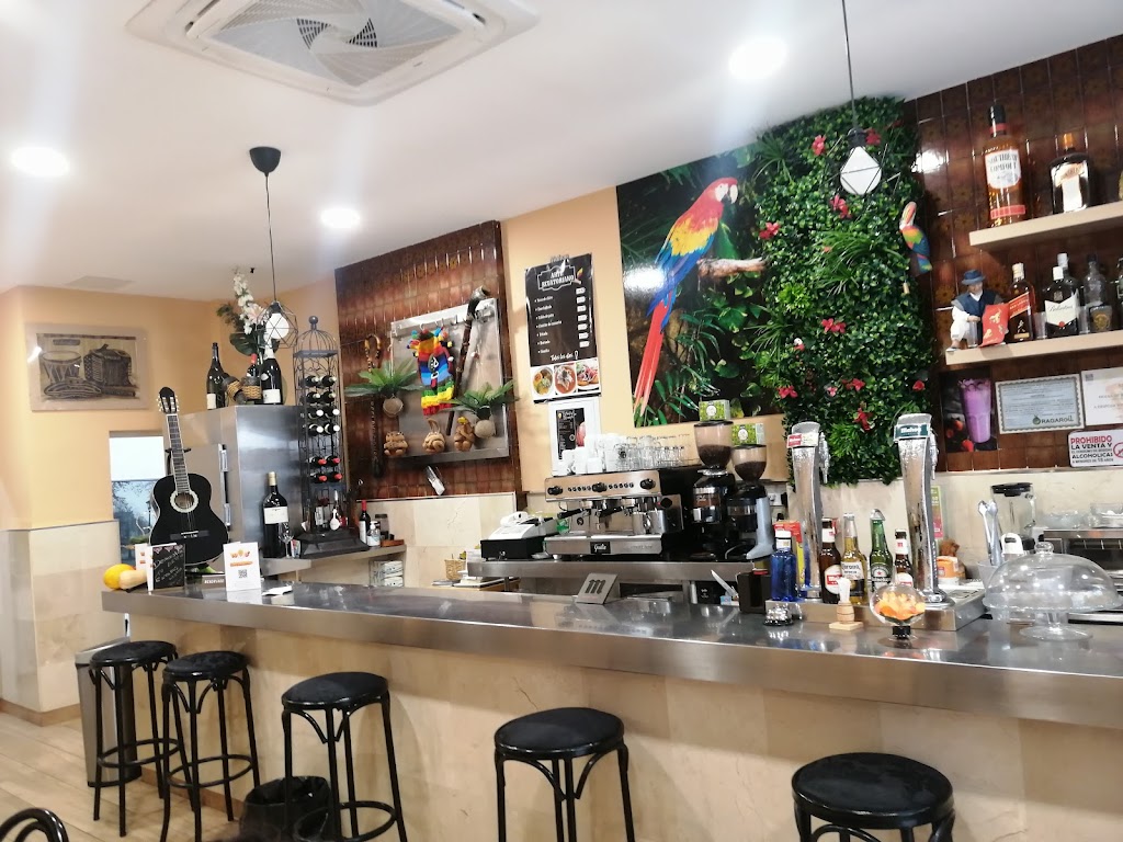 Bar comida ecuatoriana y tapeo Tu punto de Encuentro — Ambiente