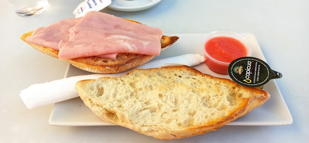 Bar El Pela — Comida y bebida