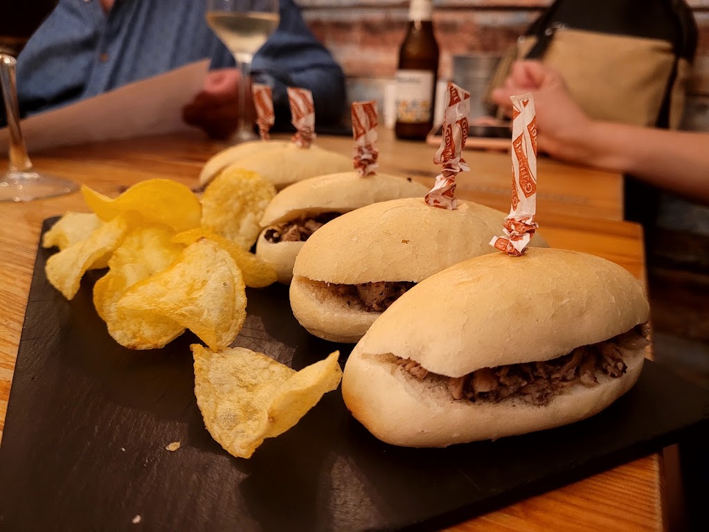 Esquina 13 — Comida y bebida