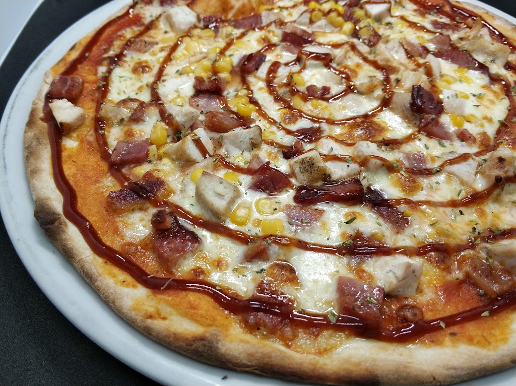 Restaurante LA CAYENA — Comida y bebida