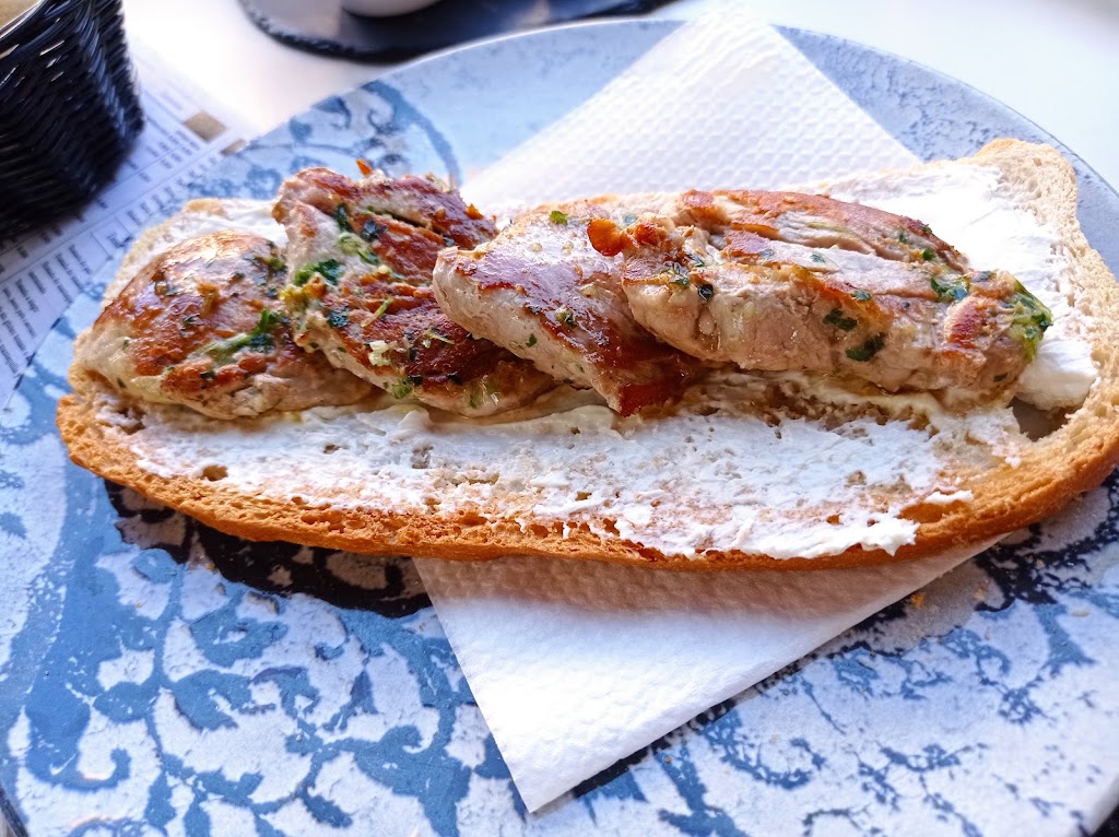 Cerveceria-Cafeteria El Ruedo — Comida y bebida