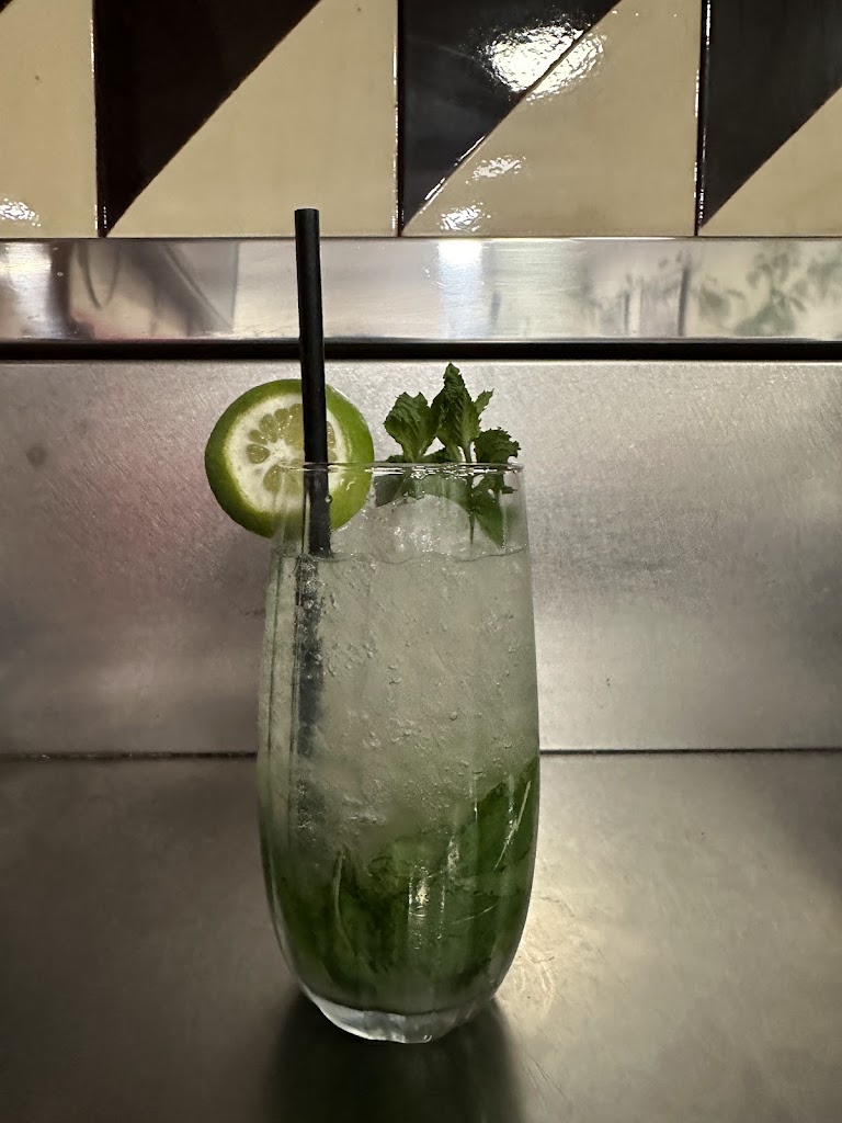 Bus Stop Bar — Comida y bebida