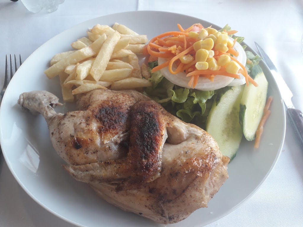 Torviscas Pool Bar / Restaurant — Comida y bebida