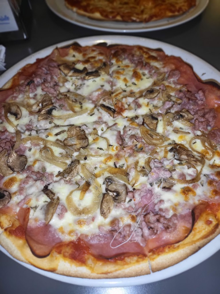 Pizzeria Tivoli Centro — Comida y bebida