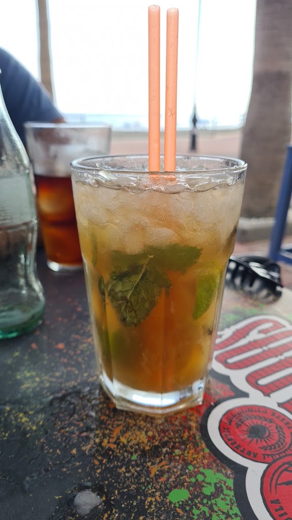 Playaloca Chiringo — Comida y bebida