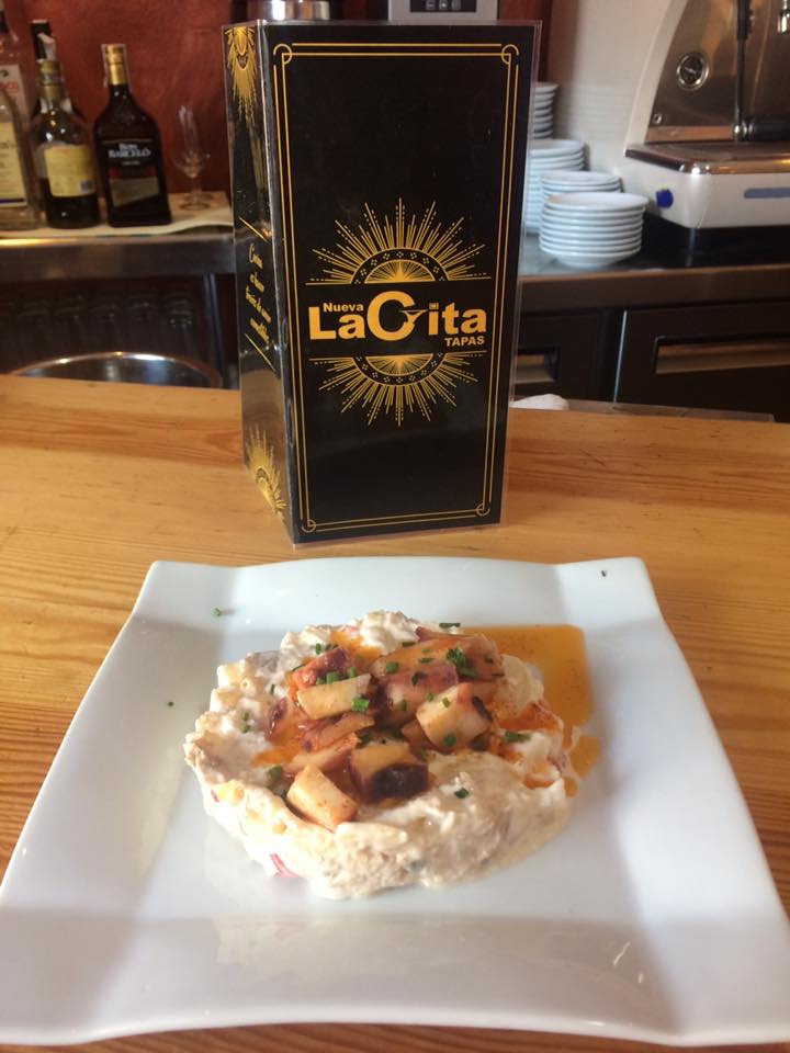 La Nueva Cita Tapas — Comida y bebida