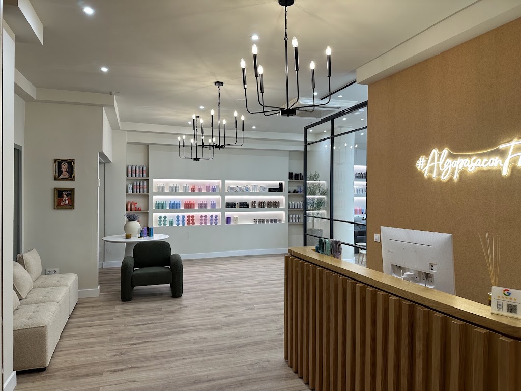 Algo pasa con Fran Salon — Interior