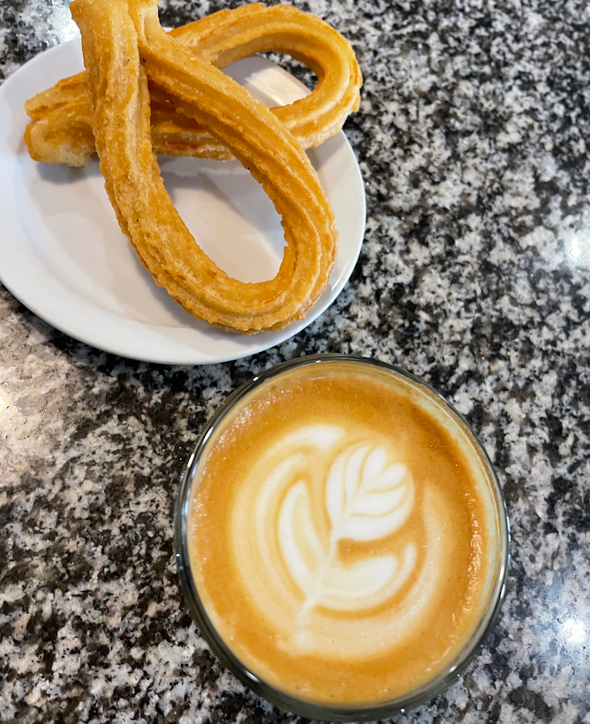 Cafeteria Las Ciguenas — Comida y bebida