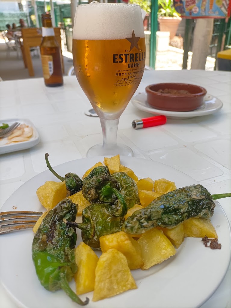 RESTAURANTE LOS VALLES — Comida y bebida