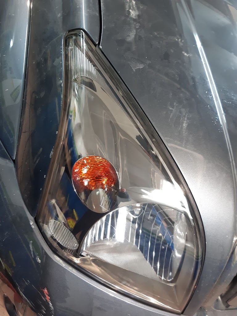 PULIDO DE FAROS . — Del propietario
