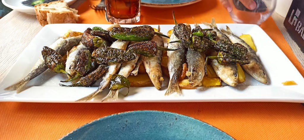 Bar La Baldosa — Comida y bebida