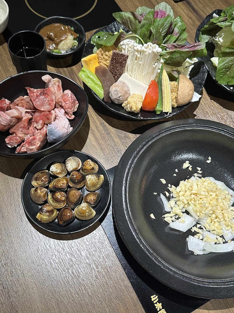 湯引石鍋（大里石頭火鍋｜雞鍋｜素食鍋物） 的照片