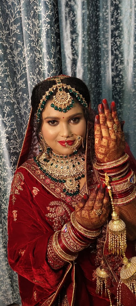 New Looks Makeover Parlour For Ladies