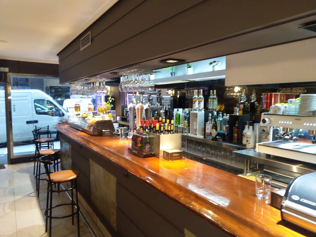 Bar dakota con ambiente latino