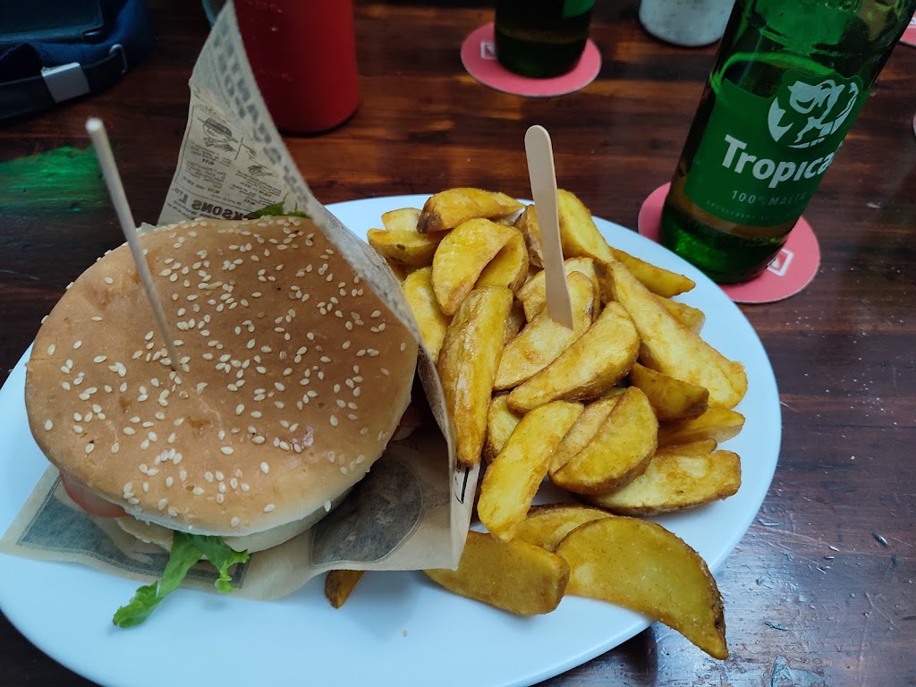 3 Copas Bar — Comida y bebida