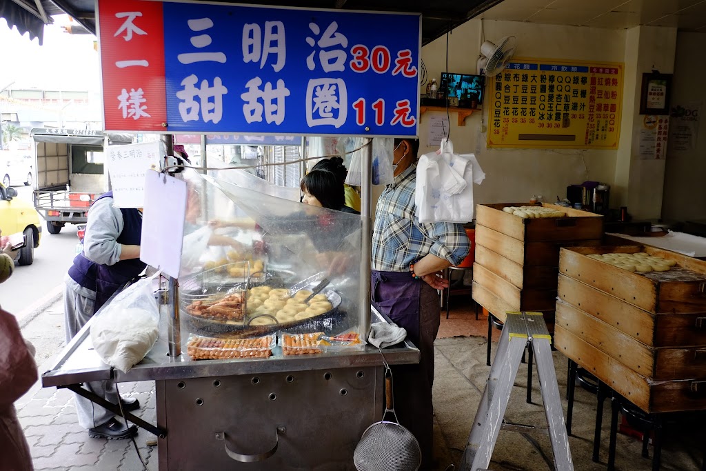 溫記 不一樣三明治（=沙拉船）甜甜圈 的照片