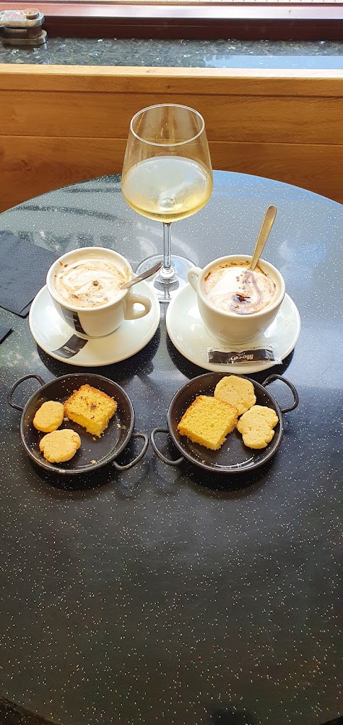 El Cafe de Charlie — Comida y bebida