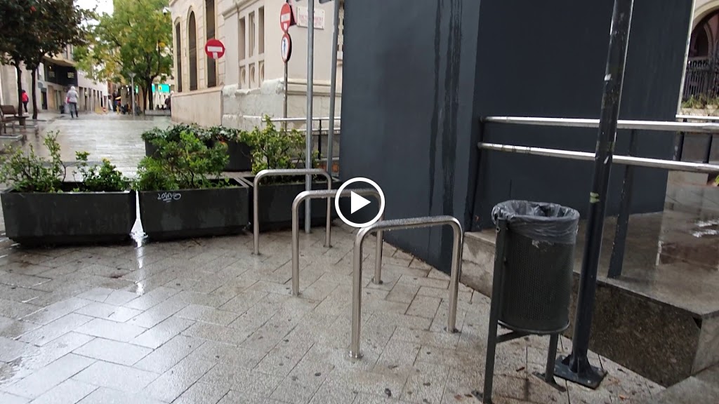 Aparcabicis en plaza Dr. Robert — Videos
