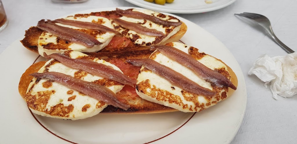 Avenida Cafeteria Bar — Comida y bebida