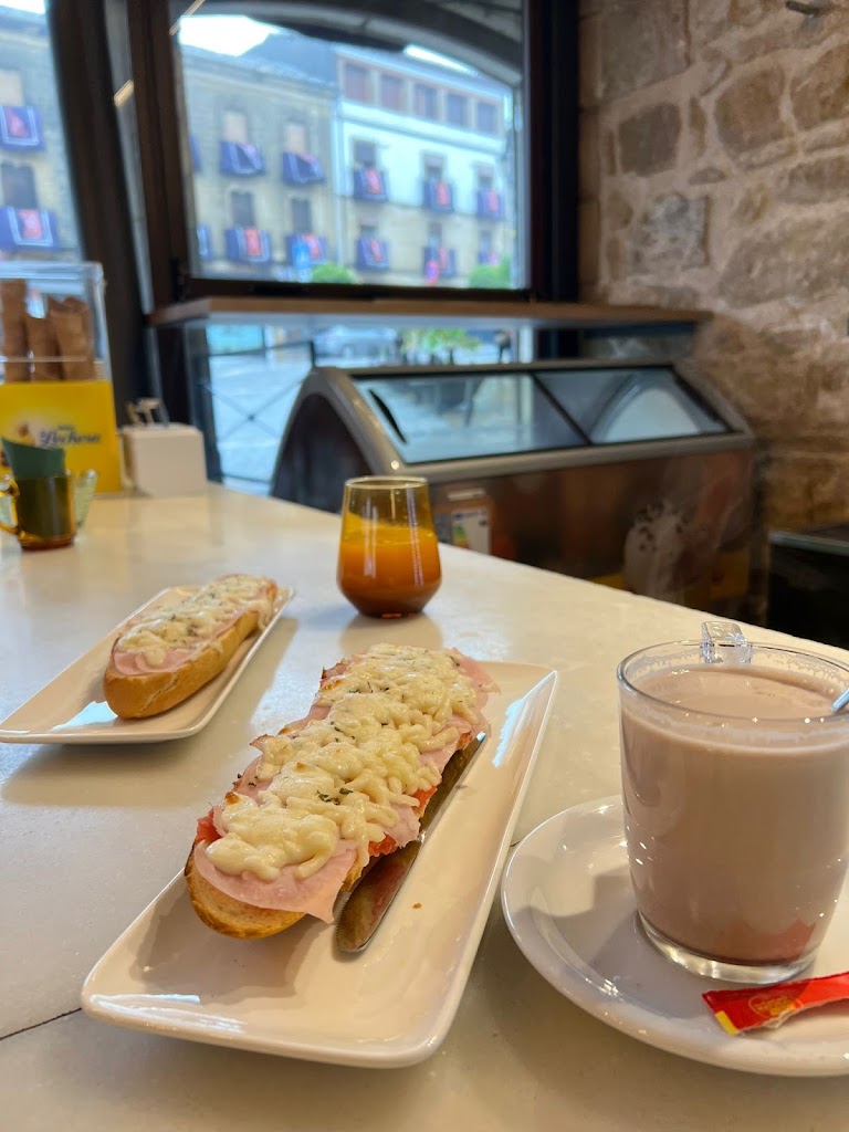 La Biblioteca 96 Cafeteria — Comida y bebida